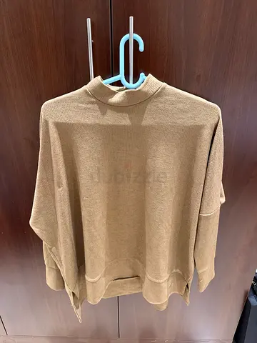 Beige crewneck sweater - size M (good condition)