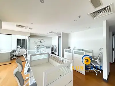 furnished with partitions , ready to move in , with pantry