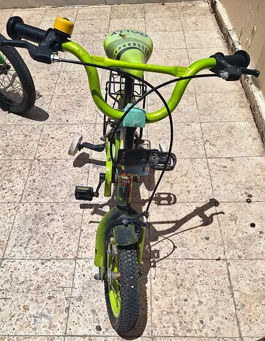 Kids green 12-inch bike with training wheels - good condition