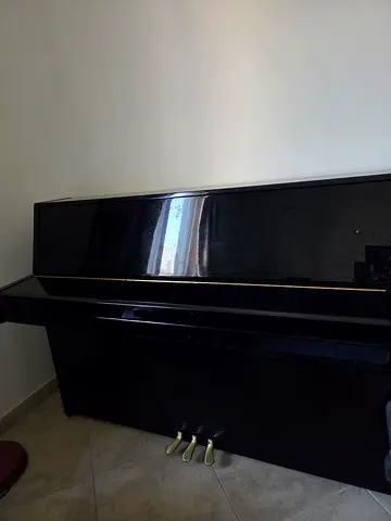 Black Yamaha Upright Piano in Good Condition and includes chairs