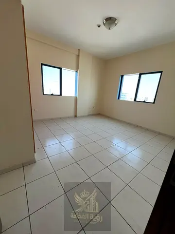 شقة للإيجار السنوي في منطقة الشويهين على الطريق الرئيسي غرفتين وصالة كبيرة إطلالة مميزة تكييف مركزي حمامين خزائن بالحائط بلكونة تأمين شيك لا يصرف الد