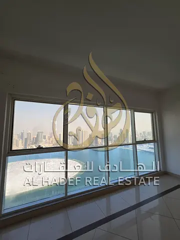 شقة 3 غرف وصالة للإيجار في الخان الشارقة، غرفة خادمة ماستر واستور، إطلالة بحرية مميزة، باركينج وجيم ومسبح مجانًا، ودفع حتى 4 دفعات