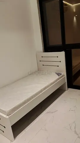 Single white wooden bed with pull-out trundle — good condition