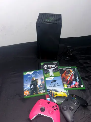 Xbox Series X console with 2 controllers and 4 games - Excellent working condition