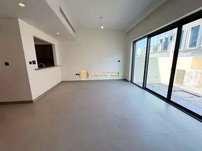 Luxury 5BR | Prime Location | Near Entrance & Exit