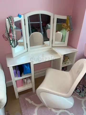 Kids vanity table with panton chair