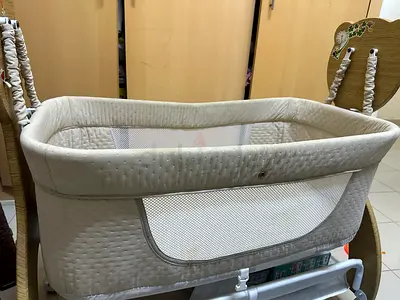 Portable baby bassinet/crib with mesh sides - gently used