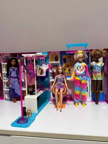 Barbie dream closet with 6 dolls