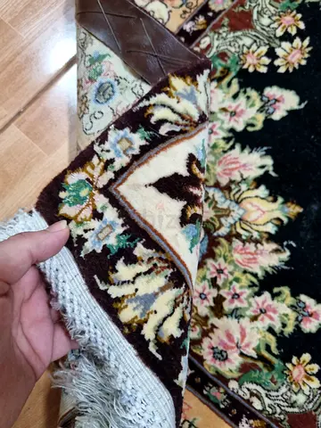Traditional floral Persian-style area rug - good condition