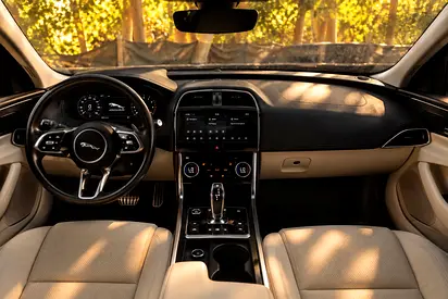 صورة 4 لـ 2020 Jaguar XE
