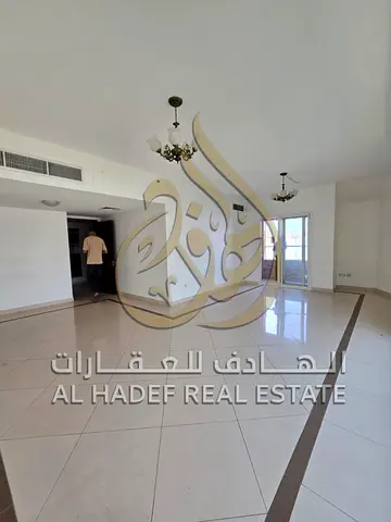 منطقة الخان؛ نقدم لك شقة فاخرة للإيجار مكونة من ثلاث غرف وصالة بإطلالة بحرية مميزة، مصممة خصيصاً لمن يبحث عن الفخامة الحقيقية والمساحات الرحبة والإطلا