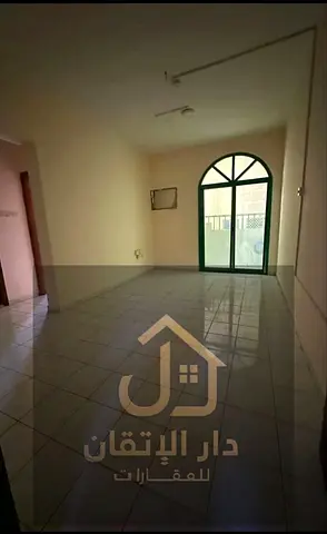غرفة وصالة للإيجار السنوي في البوطينة | 1000 قدم² | بلكونة | 25,000 درهم