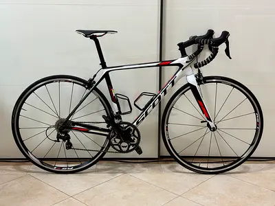 Scott Addict 30 Carbon Road Bike – Shimano 105 – Size 52