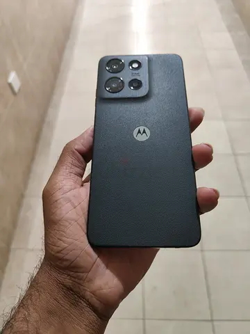 Used Motorola smartphone - Good condition, leather-like back