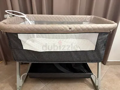 Portable bedside bassinet / newborn sleeper with adjustable side and storage