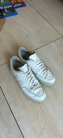 Veja V12. White casual leather sneakers.