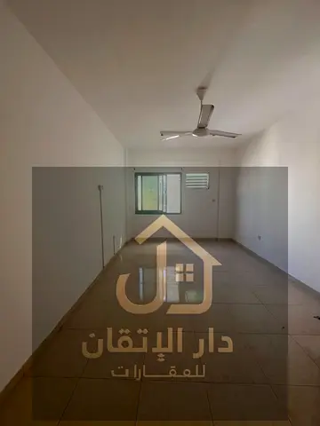 فرصة ذهبية للإيجار شقة 3 غرف وصالة منطقة النباعة مساحة واسعة موقع حيوي