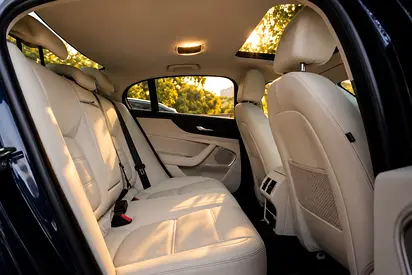 صورة 10 لـ 2020 Jaguar XE