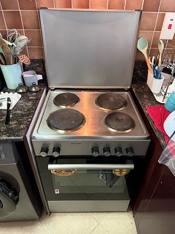 Electric freestanding cooker with 4 hotplates and oven - used