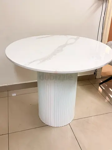 White round pedestal dining/side table with marble top