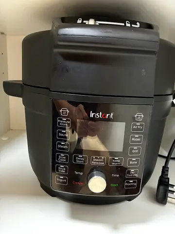 Instant Pot Electric Multi-Cooker (6-in-1) - Good Working Condition