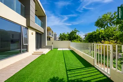 Corner Plot I Community View | Vacant