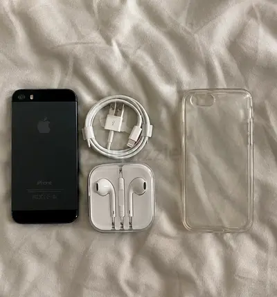 Apple Iphoke 5S Black with accessories