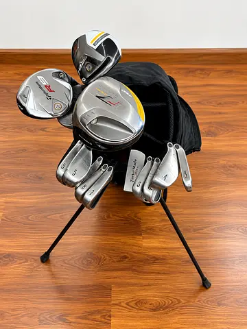 Complete set of men's right-hand golf clubs with stand bag - used