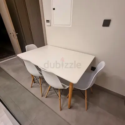 Dining table with 4 chairs - modern set in good condition