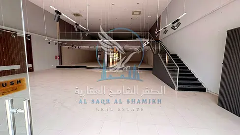محل تجاري 5,500 قدم للإيجار في الصناعية 13 | شارع رئيسي | ميزانين ومكتبين | كهرباء 40 كيلوواط | شهر مجاني