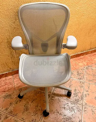 I'm selling Herman Miller Areon Remastered fully loaded chair size B good condition same look new av