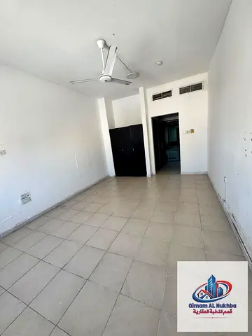 استوديو للإيجار في المجرة الشارقة بإطلالة بحرية، مساحة كبيرة، مطبخ منفصل، خزائن بالحائط، تكييف وغاز مركزي، تشطيبات بانوراما، قريب من الكورنيش