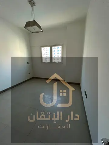 فرصة ذهبية للإيجار غرفه وصاله منطقه الروله معاه جيم ومسبح موقع حيوي وقريب من جميع الخدمات