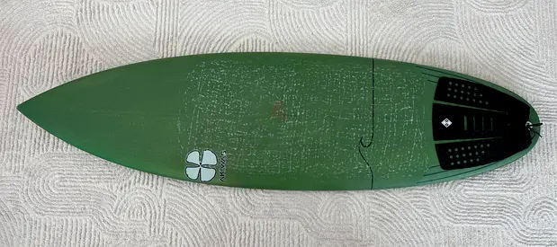 Green shortboard surfboard - Akiwas Grinder 5’8” – 27.5L – Lightweight Epoxy – Like New