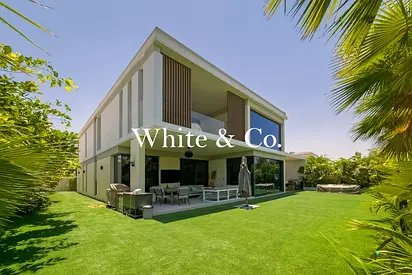 Park backing | Corner | Private location