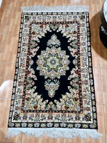 Traditional floral Persian-style area rug - good condition