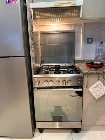 Whirlpool freestanding gas cooker with oven - Excellent condition
