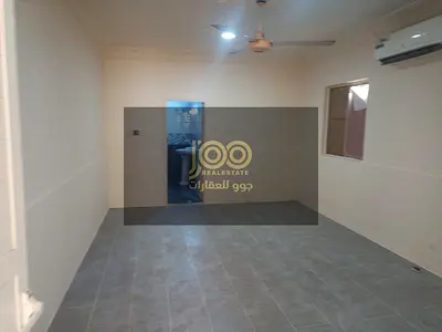 يتكون البيت من ثلاث غرف نوم مع مساحات مناسبة للسكن العائلي