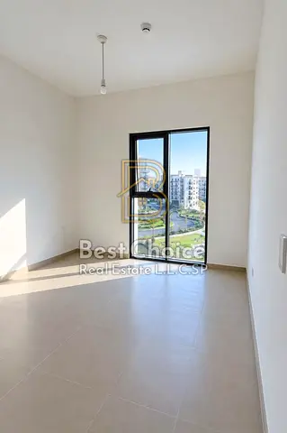 • Dedicated parking space • Distinctive pool view • Access to the swimming pool and sports facilities • Semi-closed kitchen • Laundry room • Guest bat