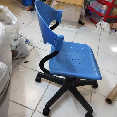 Blue plastic swivel office chair on wheels - not moving up