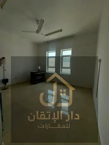 فرصة ذهبية للإيجار استديو منطقه القليعه موقع حيوي وقريب من جميع الخدمات