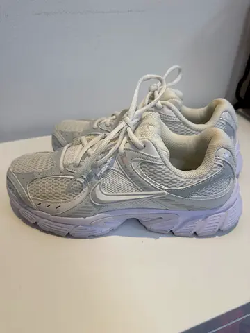 Nike White & Silver Running Sneakers – Size EU 40