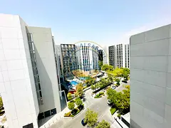 Specious 1bedroom 2bathroom with gym pool parking