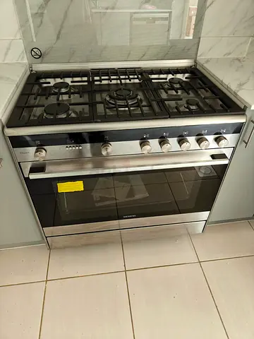 Siemens iq700 model top gass oven electric range new model slightly used