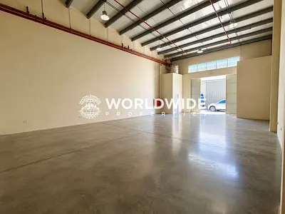 مستودع في الطابق الأرضي بمساحة 2500 قدم مربع | مساحة للتحميل والتفريغ بطول 10 أمتار | طاقة كهربائية بقدرة 25 كيلوواط | موقع متميز في "البهية" | أفضل ع