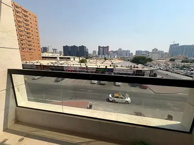 أول ساكن في الراشدية 1 عجمان | غرفة وصالة ماستر أمام الخور | بلكونة | مطبخ مغلق | 35 ألف