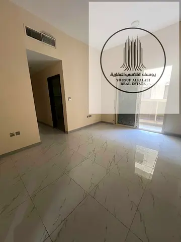غرفة وصالة في الراشدية 1  حمامين وبلكونة وموقع مميز بالقرب من أبراج الفالكون والدفع على 4 دفعا