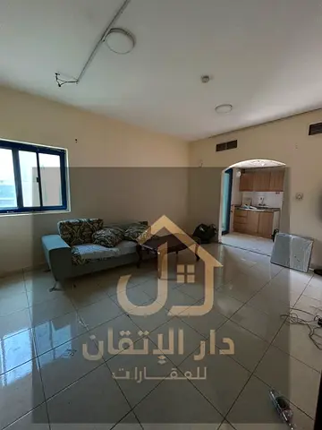 استديو بمطبخ منفصل وبلكونة للإيجار السنوي في المجرة | قريب من الكورنيش والحديقة