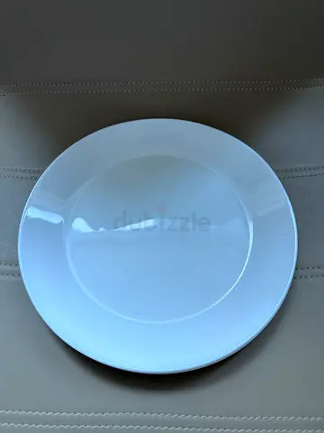 Set of 3 white ceramic dinner plates (never used)