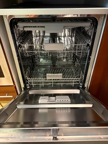 Built-in Stainless Steel Dishwasher - Excellent Condition